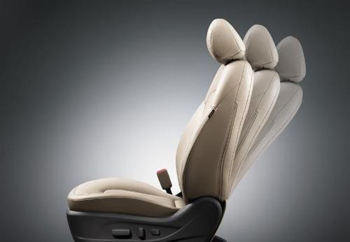 3,主驾驶位能解暑    主驾驶两级可调通风座椅,配合打孔真皮材质