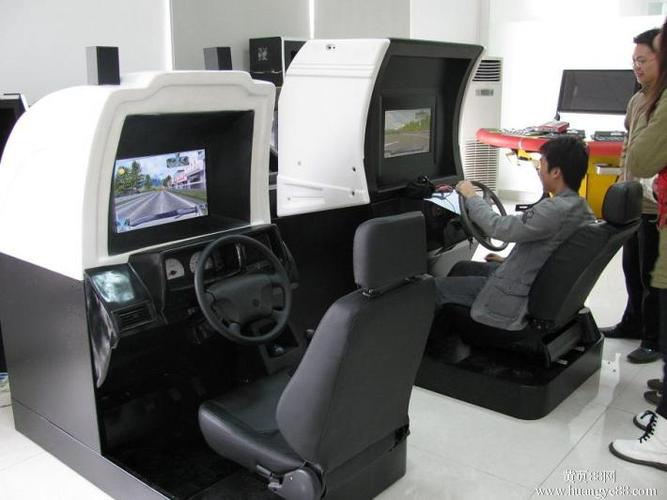 它利用虚拟现实仿真技术营造一个虚拟的驾驶训练环境,人们通过模拟器