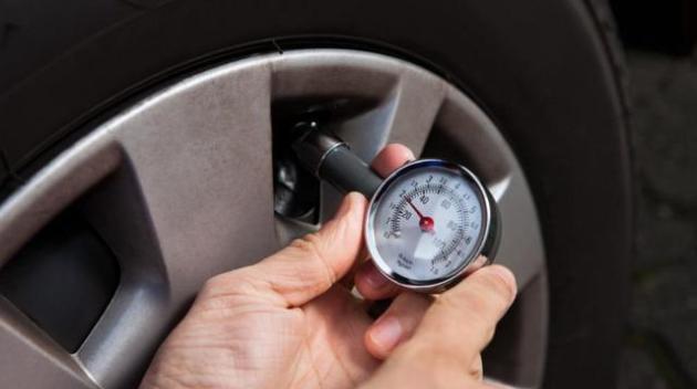 车胎胎压是需要经常检查的,特别是上高速或者跑长途,检查胎压非常有