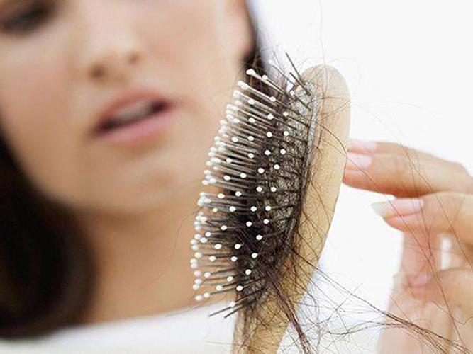女人梦见掉一绺头发是什么意思 女人梦到掉一绺头发有什么预兆_周公