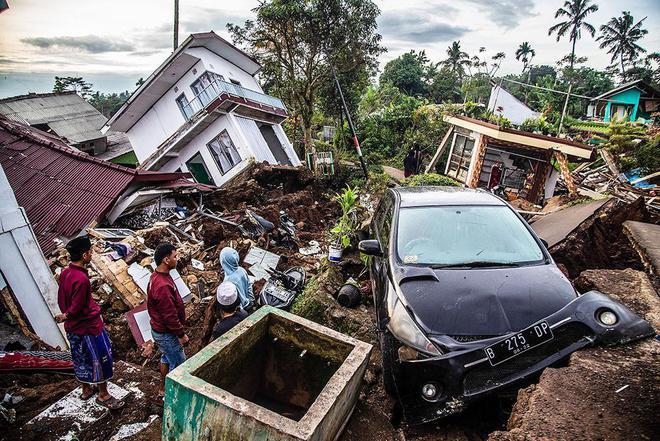 图集印尼地震死亡人数升至271人灾区营救正在进行