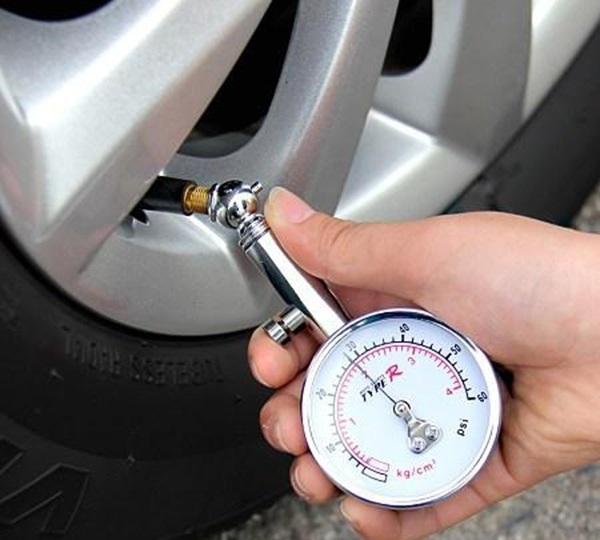 汽车正常胎压标准是2325bar胎压并非是恒定不变的,在行驶过程中,轮胎