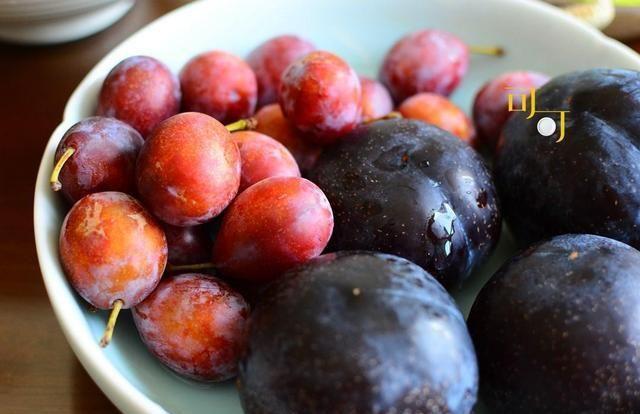 水果是西梅和黑布林,这两种水果我都爱吃,西梅今天13元一斤,黑布林10