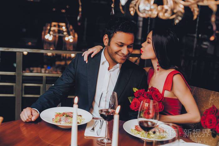 浪漫的情侣恋爱约会. 快乐的男女夫妇在餐馆度过浪漫的夜晚.