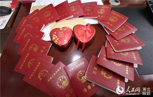 在湖北省襄阳市保康县民政局婚姻登记处,工作人员将结婚证摆放成