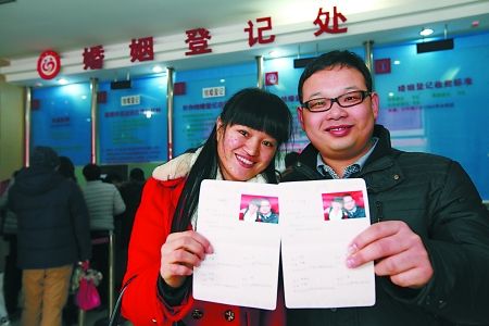 一对新人展示刚领到的结婚证.记者 吴珊 摄
