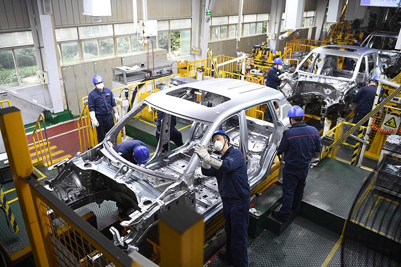 长安汽车渝北工厂的工人在生产线上忙碌(2月18日摄).