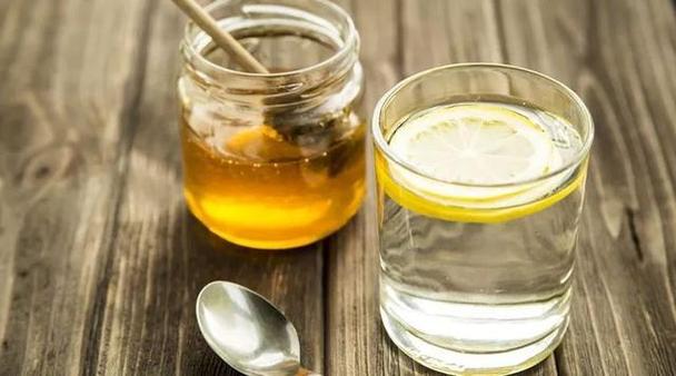 喝蜂蜜水也分时间段一天当中这两个时间段喝最好
