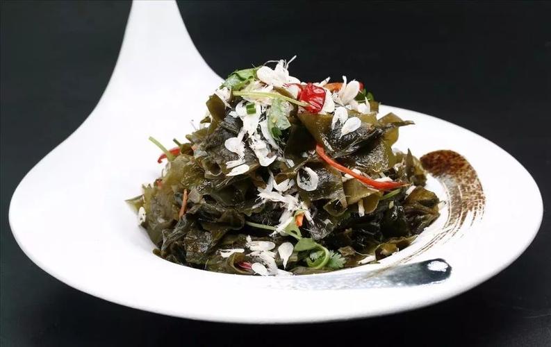 日本人则特别喜欢吃裙带菜,这种海草,除了做汤和沙拉,还被当成茶饮,有