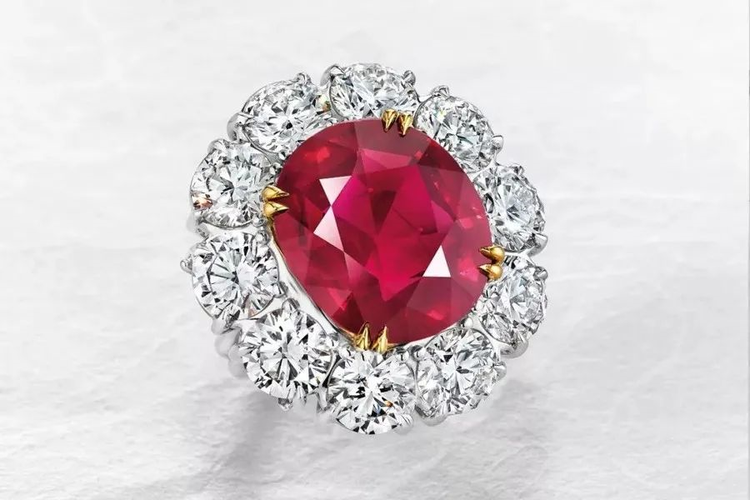 存放红宝石时,将红宝石首饰存放在盒子或软布中,尽量不与其他首饰接触