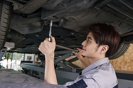 汽车底盘的维修人员高清图片男子汽车修理底盘修理服务员高清图片男子