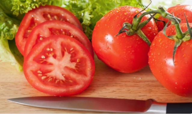 每天吃西红柿,对身体有什么好处?是生吃好,还是煮熟吃好呢?