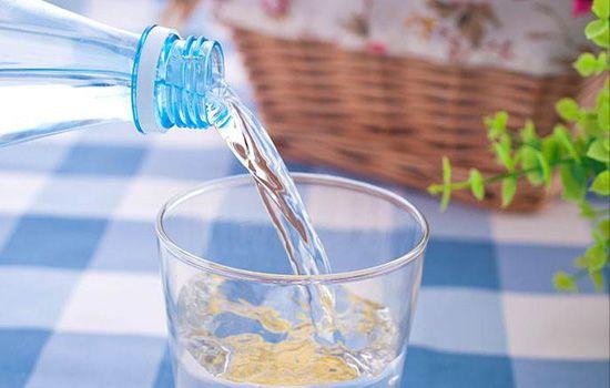 苏打水小孩子可以喝吗三岁以内的幼儿忌喝苏打水