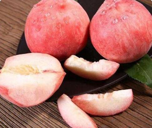 中医认为桃子不建议与其他温性水果一起大量食用,如李子,柑橘,山楂