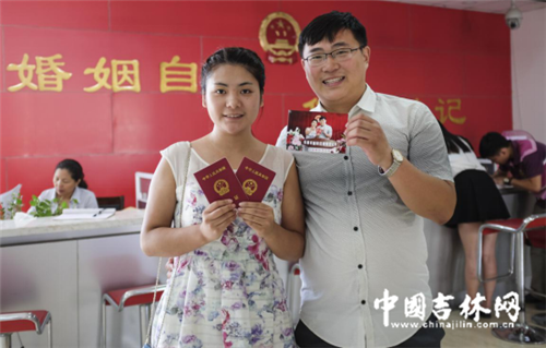 徐义新和王琳在朝阳区民政局婚姻登记处第一个拿到结婚证  李煦摄