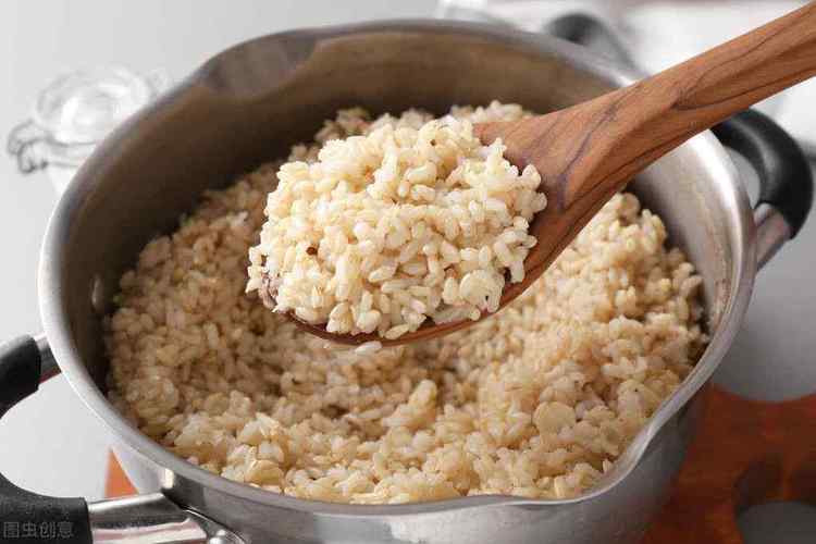 煮糙米饭时,不能直接下锅煮,多加这一步,糙米软糯家人喜欢吃